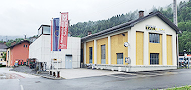 Foto zeigt die drei Gebäude des Museum Tauernbahn